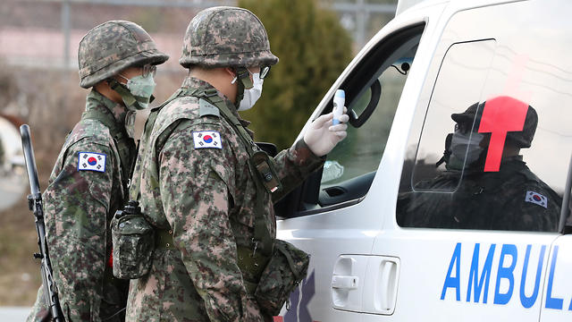 חיילים דרום קוריאנים בכניסה לבסיס צבאי בעיר דגו (צילום: רויטרס)