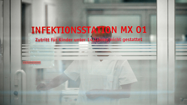 נגיף קורונה מסכות מסכה דיסלדורף גרמניה בית חולים (צילום: EPA)