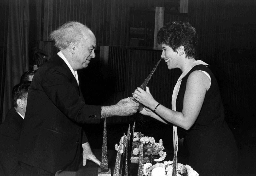 הנדל מקבלת את פרס כינור דוד של "ידיעות אחרונות" מהמשורר אברהם שלונסקי, 1964. קריירה מפוארת והצלחה בינלאומית (צילום: פריץ כהן, לע"מ)