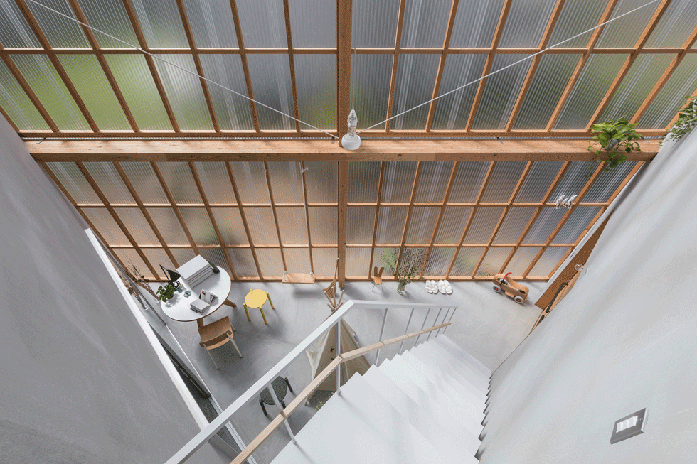 בחזרה לחדר השמש: מדרגות מובילות אל חדר השינה בקומה העליונה, ששטחה 42 מ''ר, לעומת 79 בראשונה (צילום: shinkenchiku_sha, Yosuke Ohtake and Yohei Sasakura)