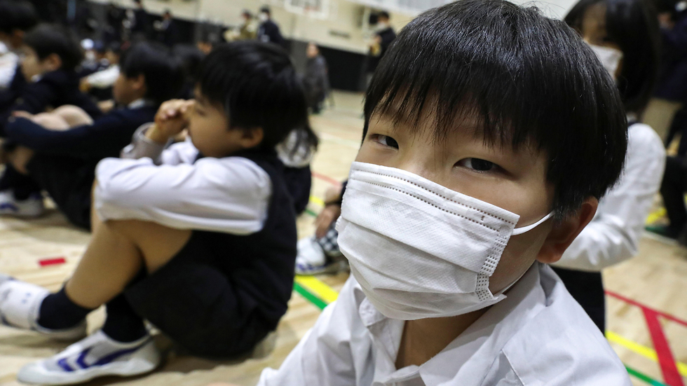 יפן טוקיו תלמידים קורונה מסכות מסכה (צילום: רויטרס)