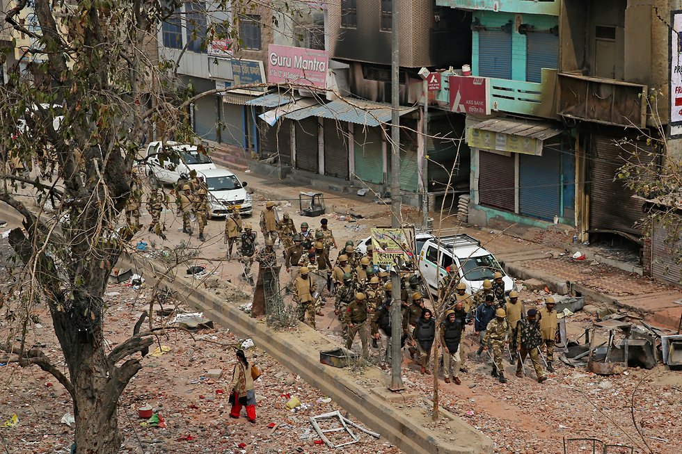 הודו עימותים אלימים בין הינדים ל מוסלמים  ב ניו דלהי (צילום: AP)