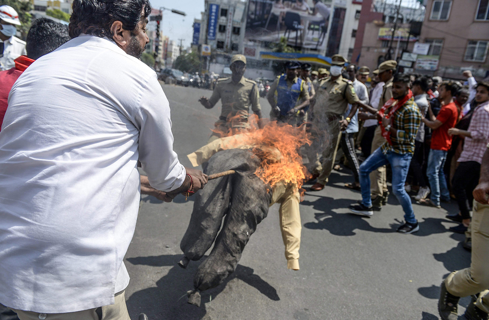 מפגינים ב ניו דלהי שדורשים משר הפנים להתפטר בעקבות המהומות עימותים ב הודו (צילום: AFP)