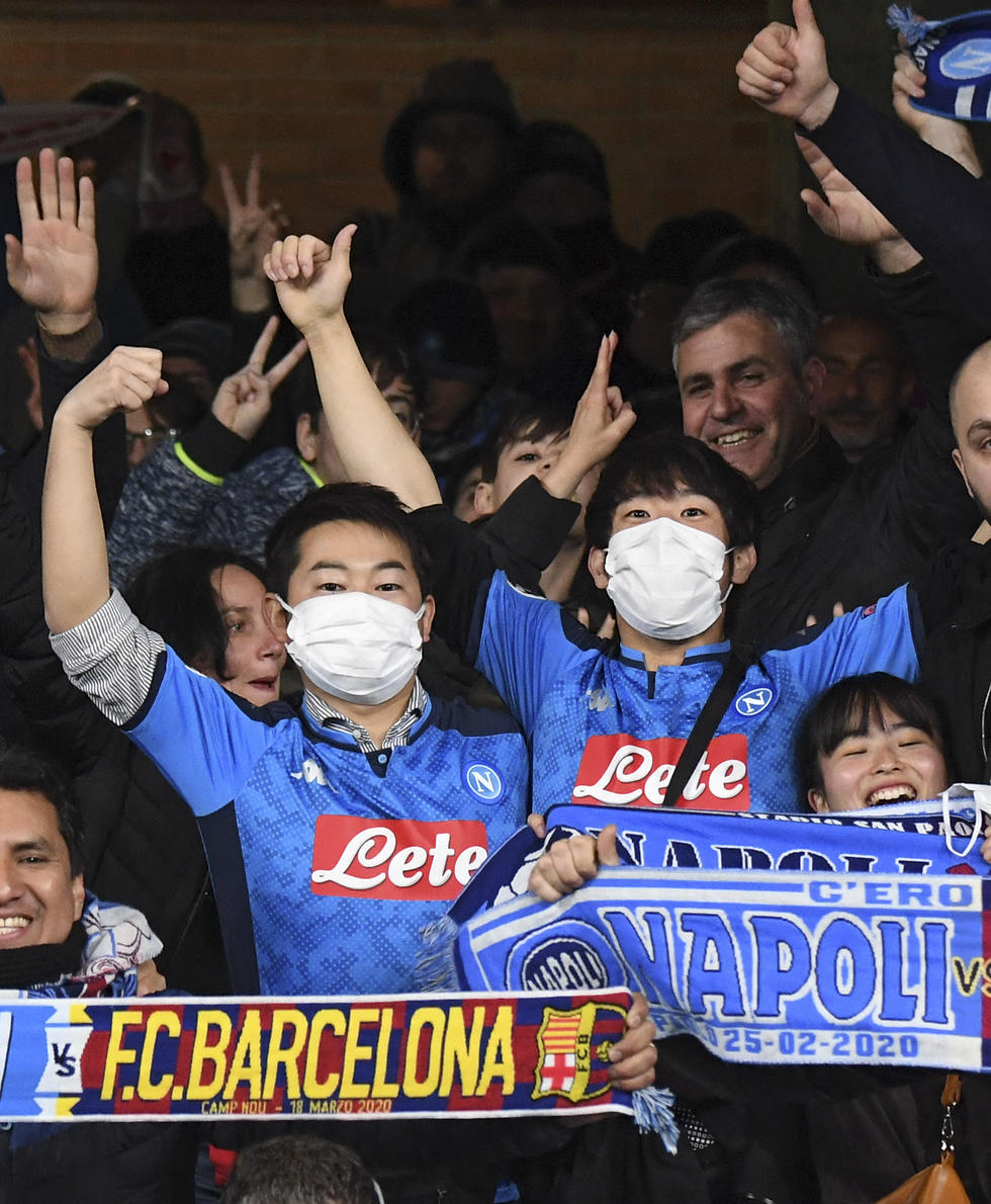 אוהדים במשחק נאפולי-ברצלונה מתגוננים מהווירוס (צילום: IFP)