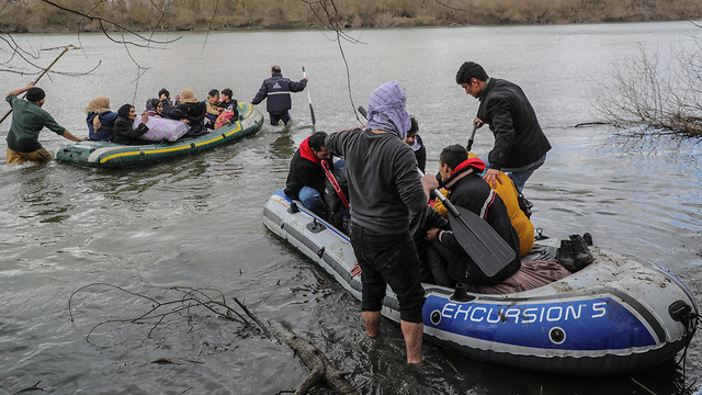 גבול טורקיה יוון מהגרים מנסים להיכנס לאירופה ארדואן פתח את השערים (צילום: gettyImages)