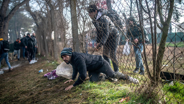 גבול טורקיה יוון מהגרים מנסים להיכנס לאירופה ארדואן פתח את השערים (צילום: AFP)