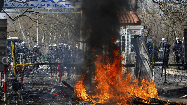 גבול טורקיה יוון מהגרים מנסים להיכנס לאירופה ארדואן פתח את השערים (צילום: AP)