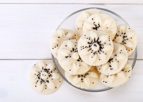 אפשר לקשט עם פרג - עוגיות מקמח אורז (צילום: Shutterstock)
