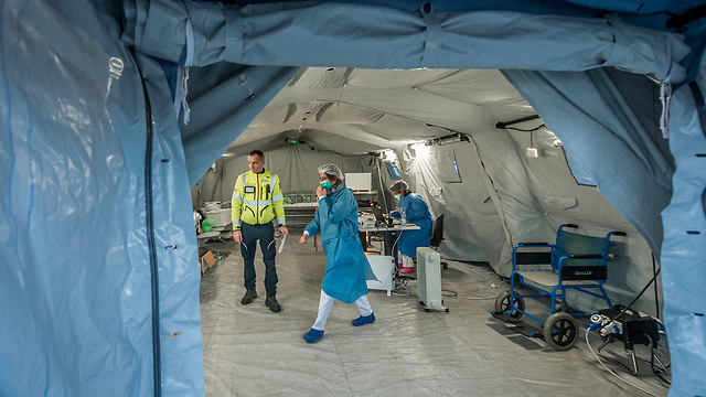 אוהל חירום בדיקות נגיף קורונה בית חולים קרמונה איטליה (צילום: MCT)