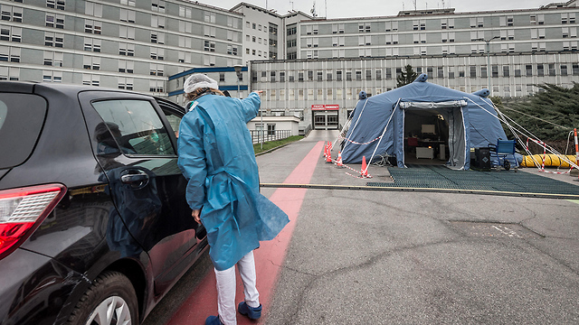 אוהל חירום בדיקות נגיף קורונה בית חולים קרמונה איטליה (צילום: MCT)