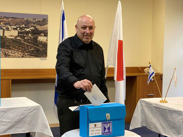 Замгендиректора минздрава Итамар Гротто во время голосования в посольстве Израиля в Японии. Фото из фейсбука (Фото из фейсбука)