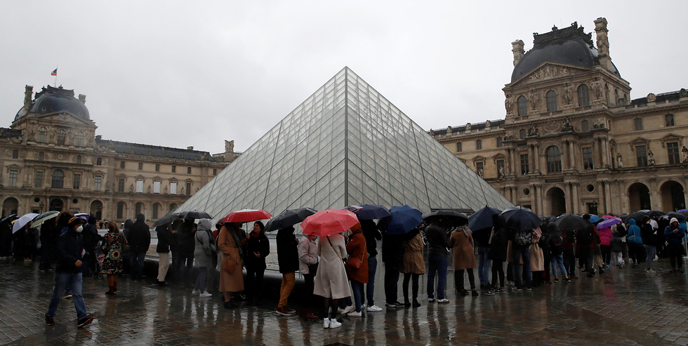 מוזיאון הלובר ב פריז צרפת נסגר זמנית עקב חשש של עובדים מ נגיף ה קורונה וירוס (צילום: רויטרס)