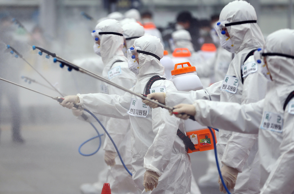 Бригада по дезинфекции в городе Тэгу в Южной Корее. Фото: AFP