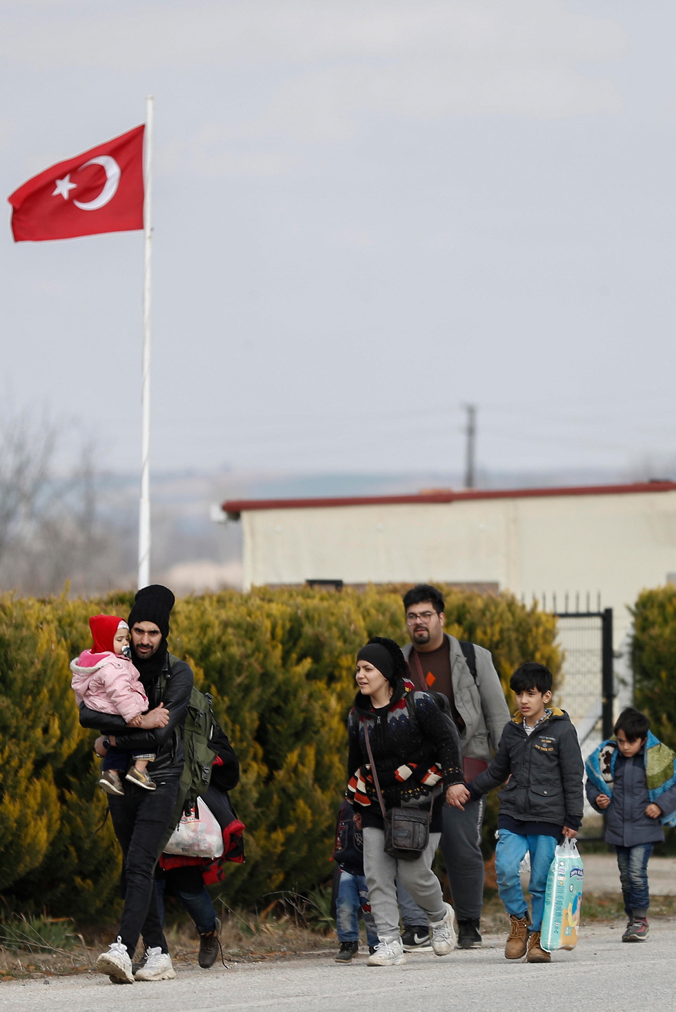 מהגרים בגבול בין טורקיה ל יוון (צילום: EPA)