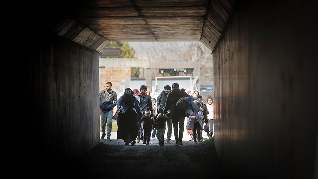 מהגרים בגבול בין טורקיה ל יוון (צילום: AP)