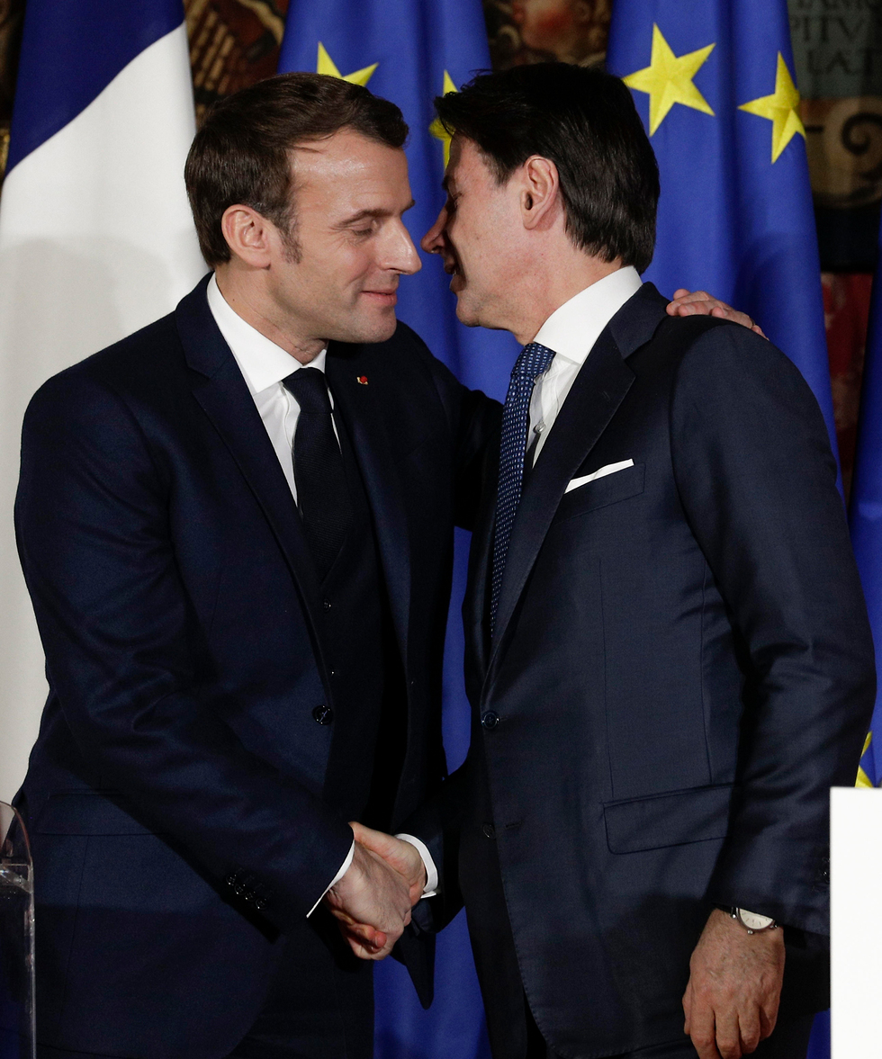 נשיא צרפת עמנואל מקרון נשען לנשק את ראש ממשלת  איטליה  ג'וזפה קונטה ב נאופלי (צילום: AP)