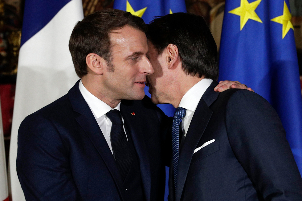 נשיא צרפת עמנואל מקרון נשען לנשק את ראש ממשלת  איטליה  ג'וזפה קונטה ב נאופלי (צילום: AP)