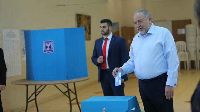 Либерман голосует. Фото: Алекс Коломойский