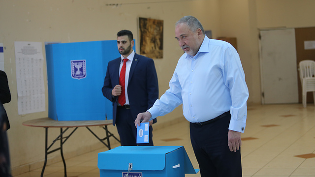 Авигдор Либерман голосует в Ногдим. Фото: Алекс Коломойский