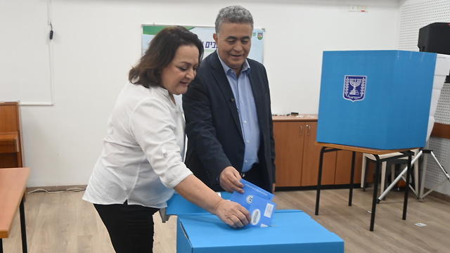 Амир Перец голосует. Фото: Ави Роках