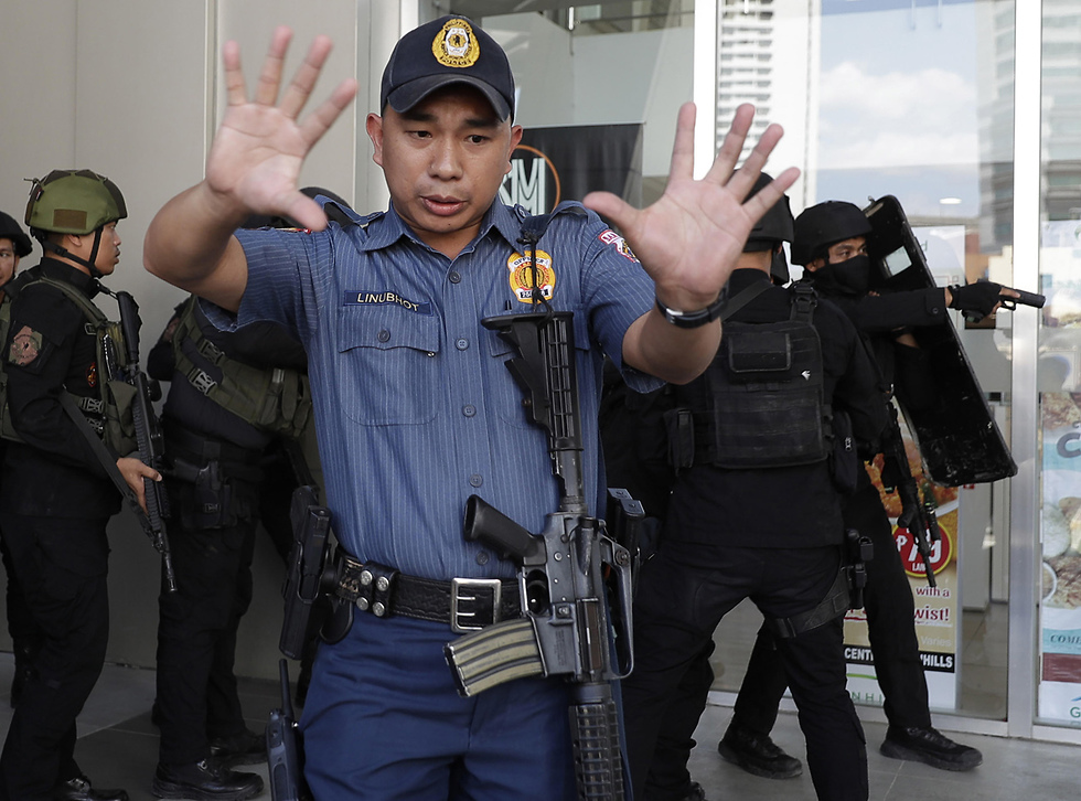 הפיליפינים עשרות בני ערובה ב קניון ב מנילה (צילום: AP)