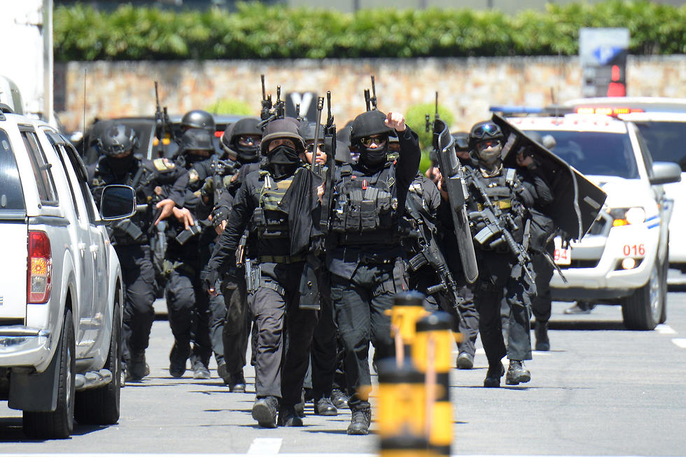 הפיליפינים עשרות בני ערובה ב קניון ב מנילה (צילום: AP)