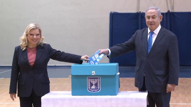 Биньямин и Сара Нетаниягу голосуют. Фото: Алекс Гамбург