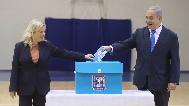 Биньямин Нетаниягу с супругой на избирательном участке. Фото: Марк Исраэль Салем