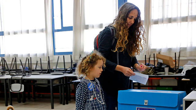 בחירות 2020 מצביעים קלפי תל אביב (צילום: AFP)