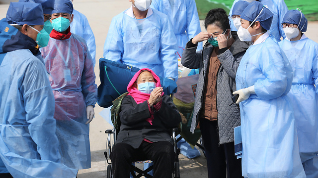 סין הו הניינג אישה בת 98 החלימה מ נגיף ה קורונה שוחררה מבית החולים ב ווהאן (צילום: EPA)
