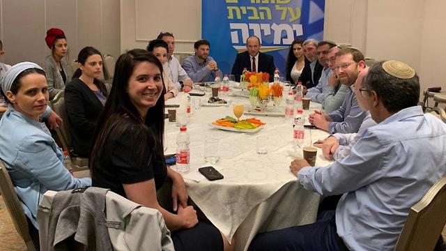 ישיבת הסיעה הראשונה של מפלגת ״ימינה״ שנערכת כעת במלון רמדה בירושלים ()