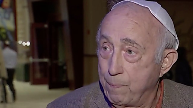 פרד בהרנד חוגג את בר המצווה שלו בגיל 93  (צילום מסך CBS3, פילדלפיה)