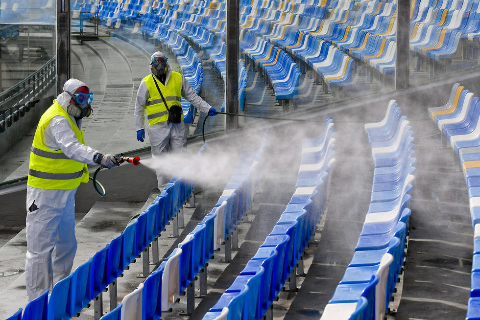 בנאפולי ניקו את האצטדיון כדי למנוע הידבקות (צילום: EPA)