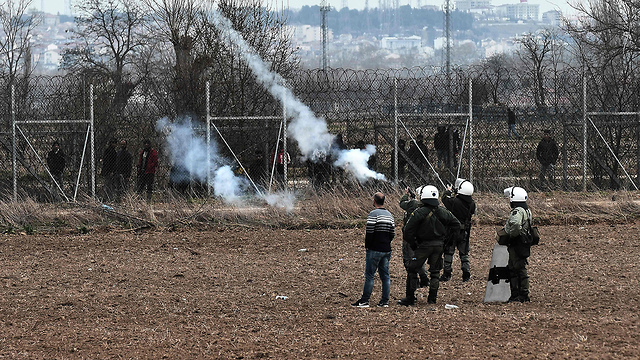 פליטים ב גבול יוון טורקיה (צילום: AFP)
