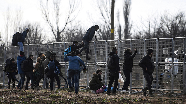 פליטים ב גבול יוון טורקיה (צילום: AFP)