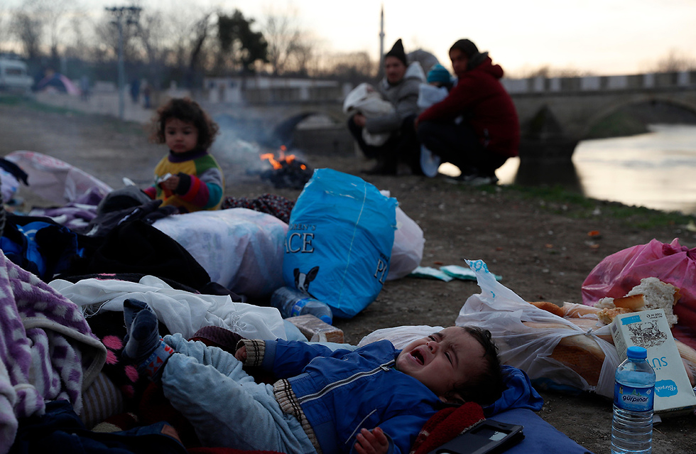 פליטים ב גבול יוון טורקיה (צילום: AP)