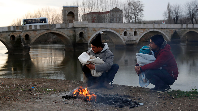 פליטים ב גבול יוון טורקיה (צילום: AP)