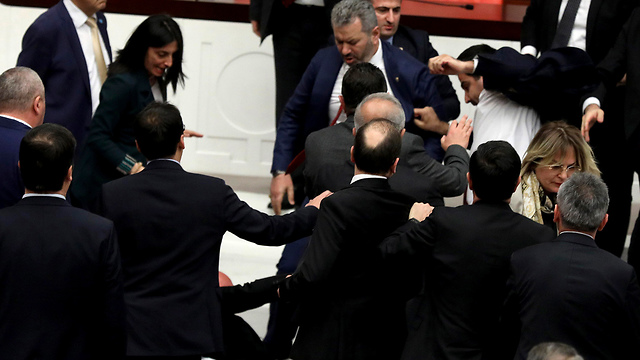 טורקיה קטטה פרלמנט אנקרה (צילום: AP)