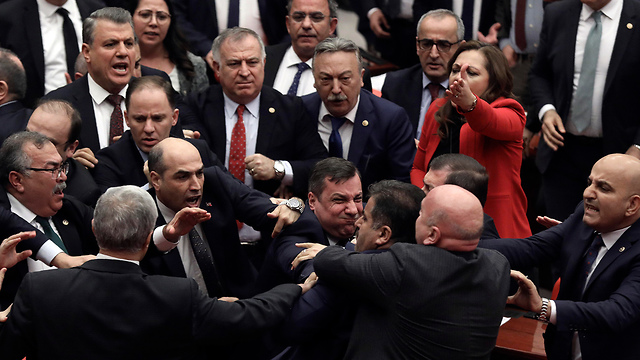 טורקיה קטטה פרלמנט אנקרה (צילום: AP)