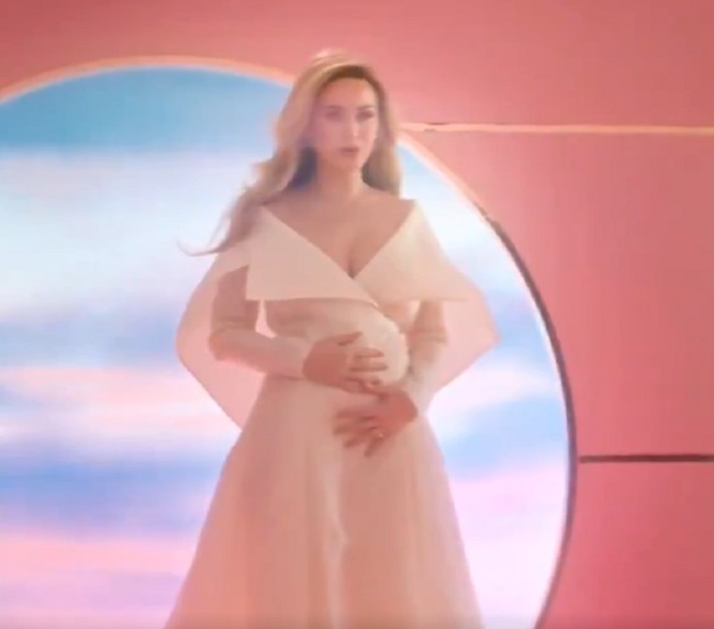 רמז דק. קייטי פרי בקליפ החדש (צילום מסך)