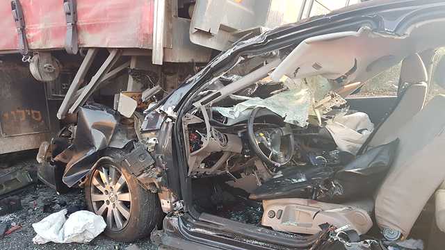 זירת התאונה בין רכב למשאית בצומת מסריק  (צילום:  דוברות כבאות והצלה מחוז חוף)