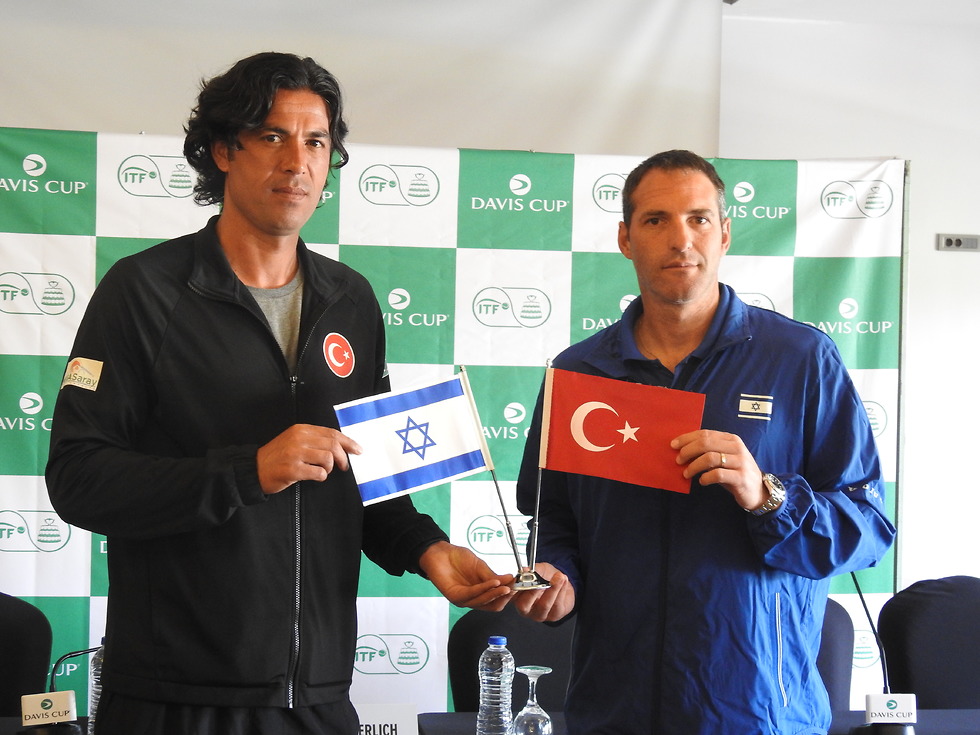 יוני ארליך וקפטן הנבחרת הטורקית (צילום: לידור גולדברג, איגוד הטניס)
