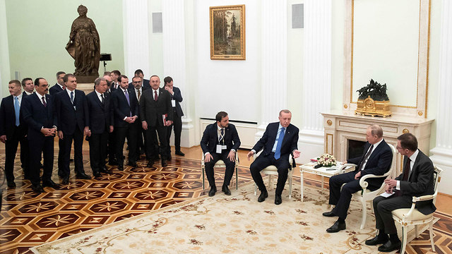 נשיא טורקיה רג'פ טאיפ ארדואן עם נשיא רוסיה ולדימיר פוטין ב קרמלין מוסקבה דיון על המצב ב סוריה (צילום: AFP)