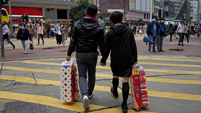 נגיף קורונה מחסור עולמי נייר טואלט מרכול הונג קונג (צילום: AP)