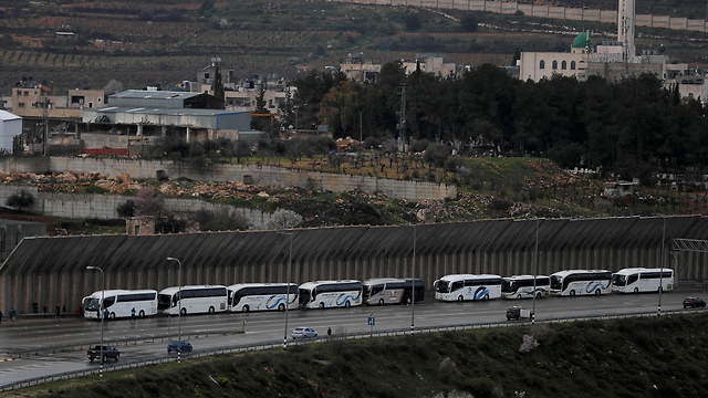 אוטובוסים רבים במחסום כביש המנהרות (צילום: רויטרס)