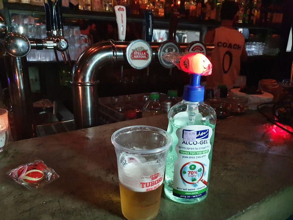 Спиртовoй гель на барной стойке в пабе в Тель-Авиве. Фото: Асаф Кемер