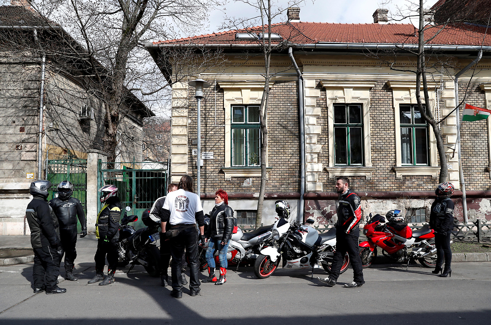 בודפשט הונגריה איזי ריידר אופנוענים מסייעים לקורבנות של אלימות (צילום: רויטרס)