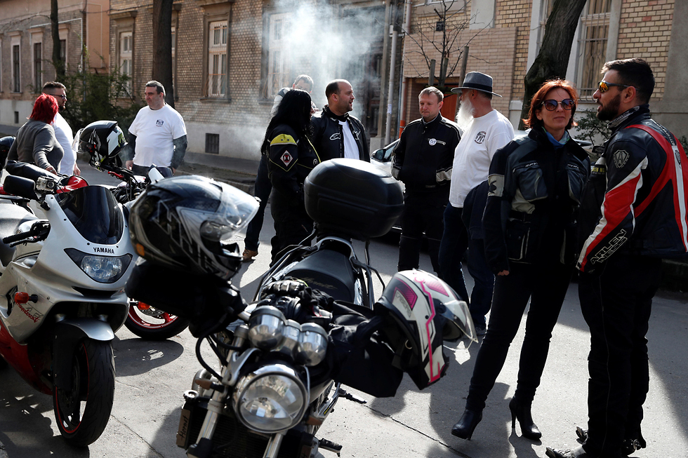 בודפשט הונגריה איזי ריידר אופנוענים מסייעים לקורבנות של אלימות (צילום: רויטרס)