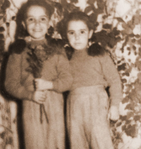 לבנה מושון (משמאל) עם אחותה בילדותן. "אמא ראתה אותנו פחות" (צילום: אלבום פרטי)