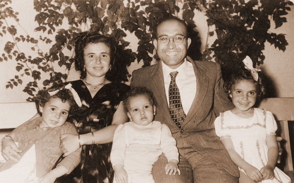 תמונת ילדות: לבנה מושון (משמאל) עם הוריה ואחיה. "המורה לגלגה עליי בשיעורי ספרות" (צילום: אלבום פרטי)